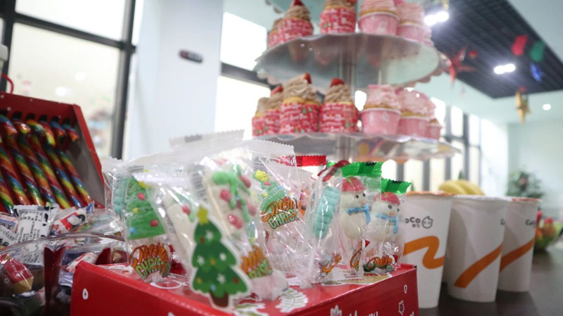 缤纷平安夜，欢乐圣诞节 | 海洋之神HY590举办第四季度员工集体生日会