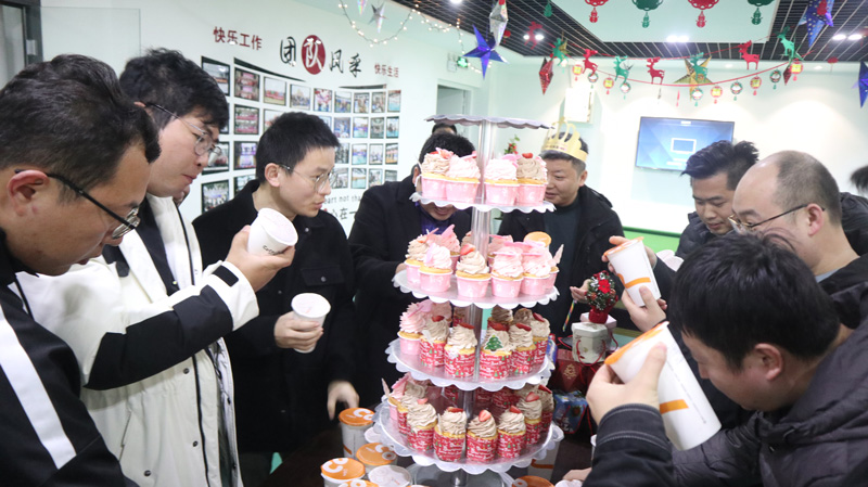 缤纷平安夜，欢乐圣诞节 | 海洋之神HY590举办第四季度员工集体生日会