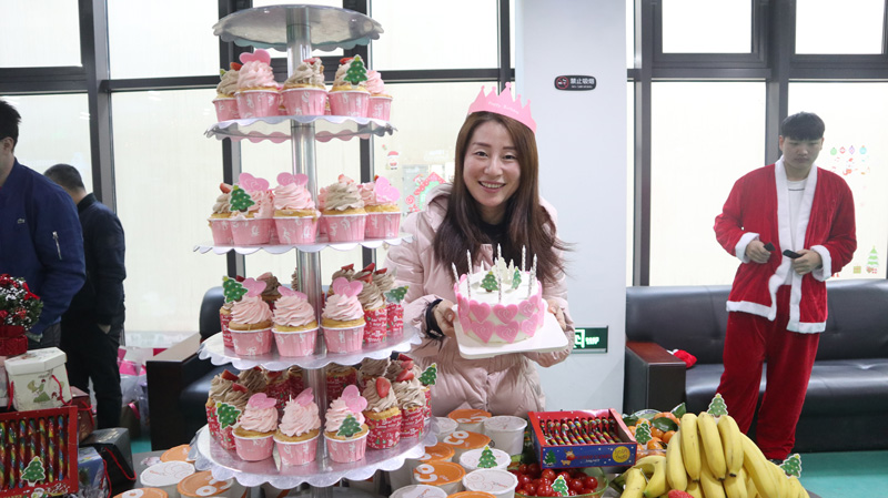 缤纷平安夜，欢乐圣诞节 | 海洋之神HY590举办第四季度员工集体生日会