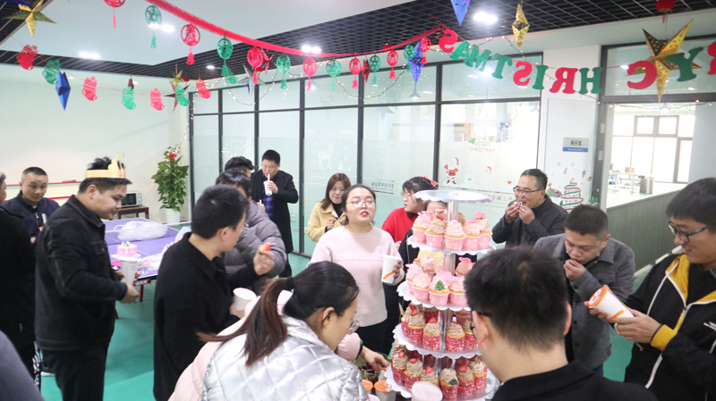 缤纷平安夜，欢乐圣诞节 | 海洋之神HY590举办第四季度员工集体生日会