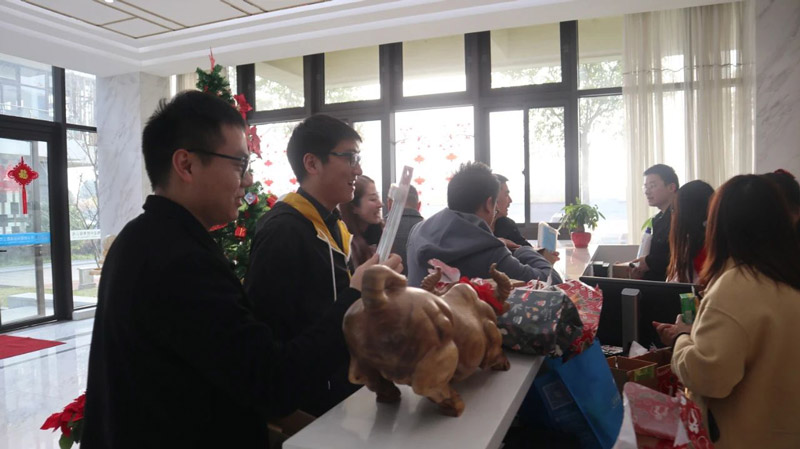 缤纷平安夜，欢乐圣诞节 | 海洋之神HY590举办第四季度员工集体生日会