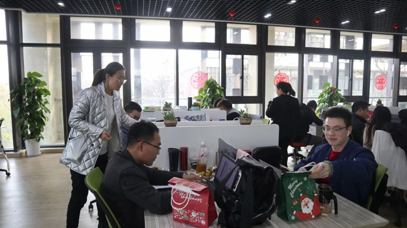 缤纷平安夜，欢乐圣诞节 | 海洋之神HY590举办第四季度员工集体生日会