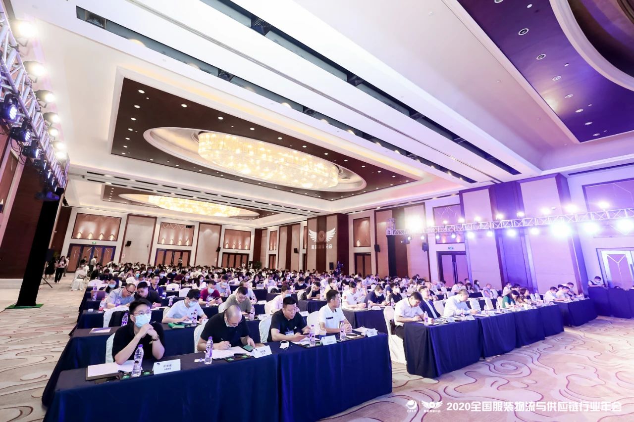 海洋之神HY590常务副总裁王雷发表演讲 | 海洋之神HY590再次荣获“服装物流行业优秀技术装备供应商”表彰