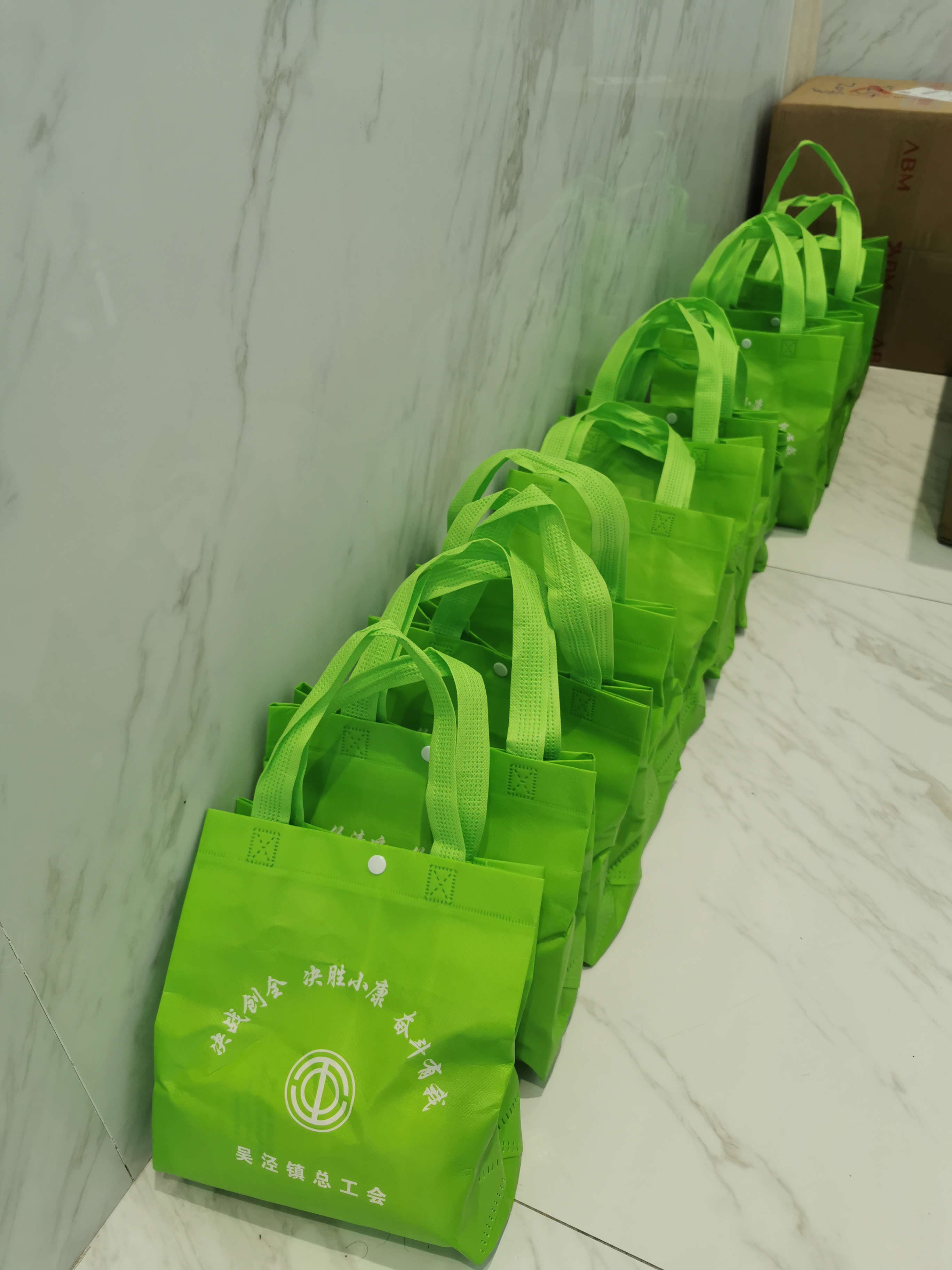 关爱职工 · 夏送清凉 | 海洋之神HY590工会赴一线送清凉，致敬高温下的坚守