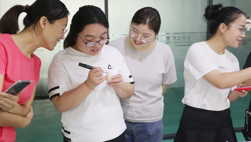 品粽香滋味，绘多彩生活 | 海洋之神HY590举办“包粽子 · 绘彩蛋 · 迎端午”主题活动