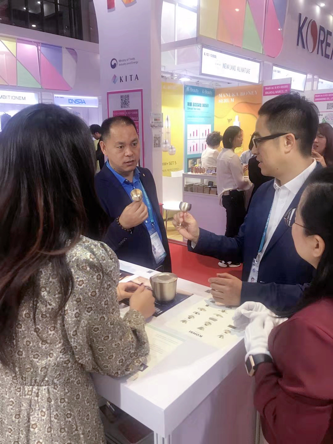 ＂合作、创新、共享＂话进博一一海洋之神HY590董事长邢志文参观进博并接受SMG记者采访