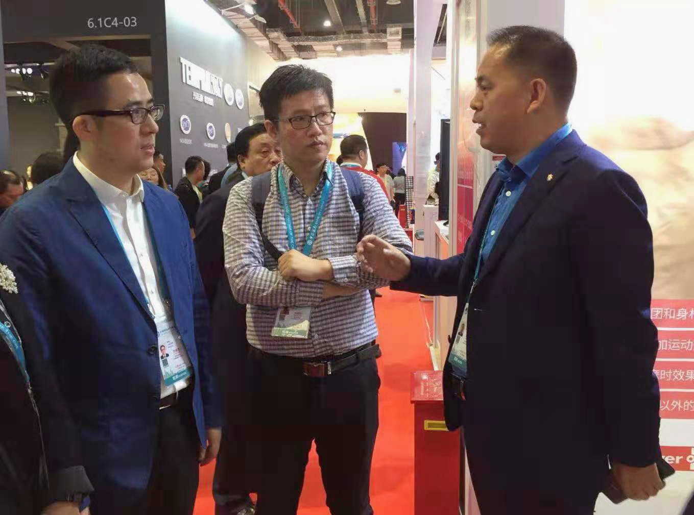 ＂合作、创新、共享＂话进博一一海洋之神HY590董事长邢志文参观进博并接受SMG记者采访