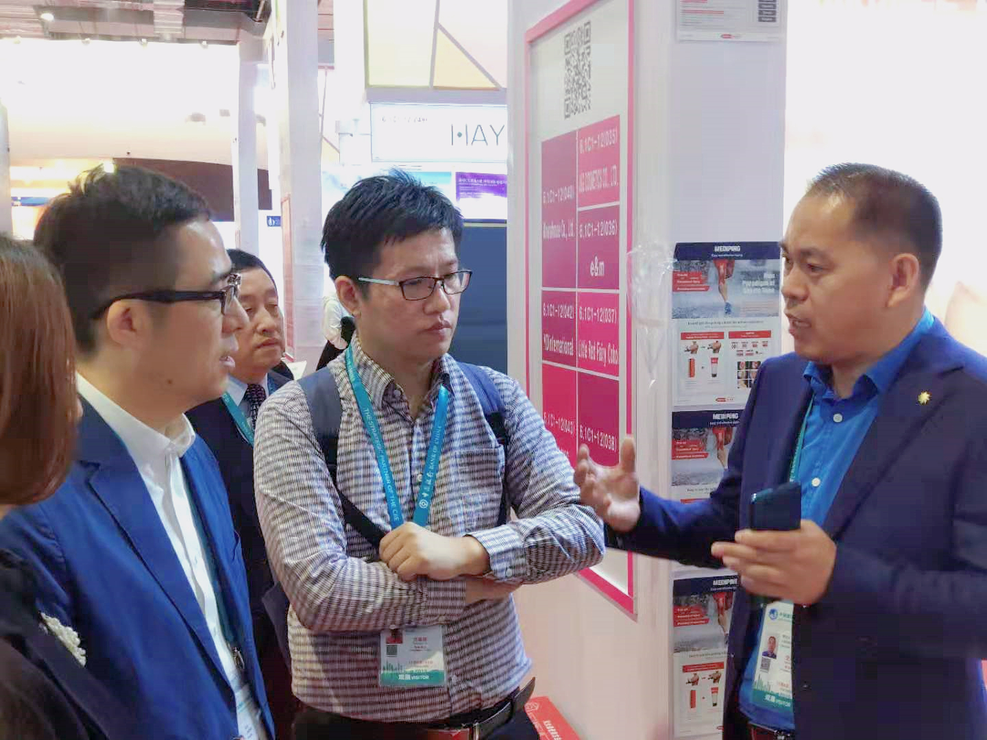 ＂合作、创新、共享＂话进博一一海洋之神HY590董事长邢志文参观进博并接受SMG记者采访