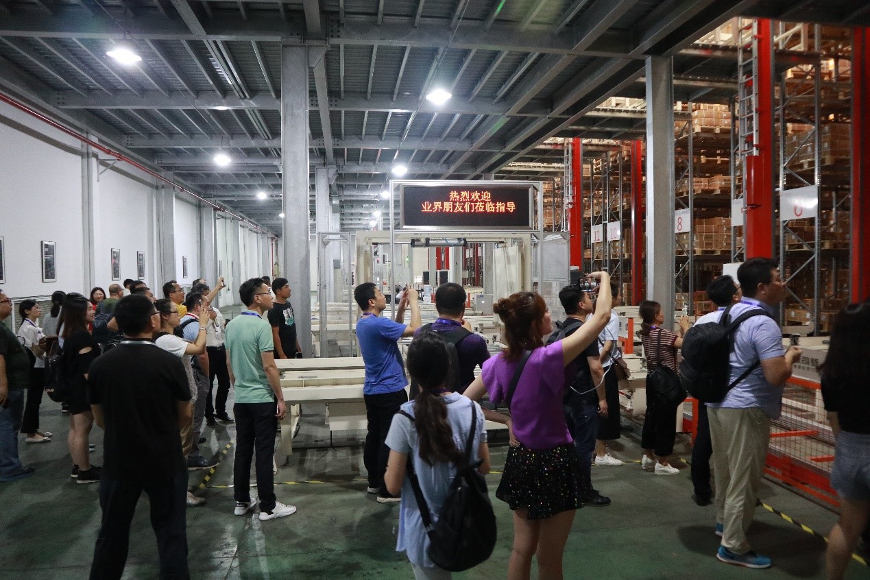 海洋之神HY590集成服装行业代表项目 | 波司登集团智能配送中心迎业内众嘉宾集体参观