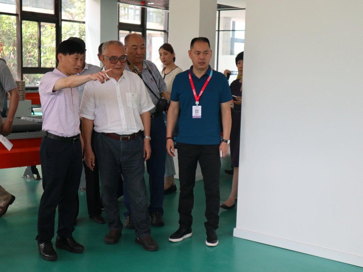 新闻 | 无锡市原政协领导、吴泾镇党委领导一行莅临海洋之神HY590参观考察