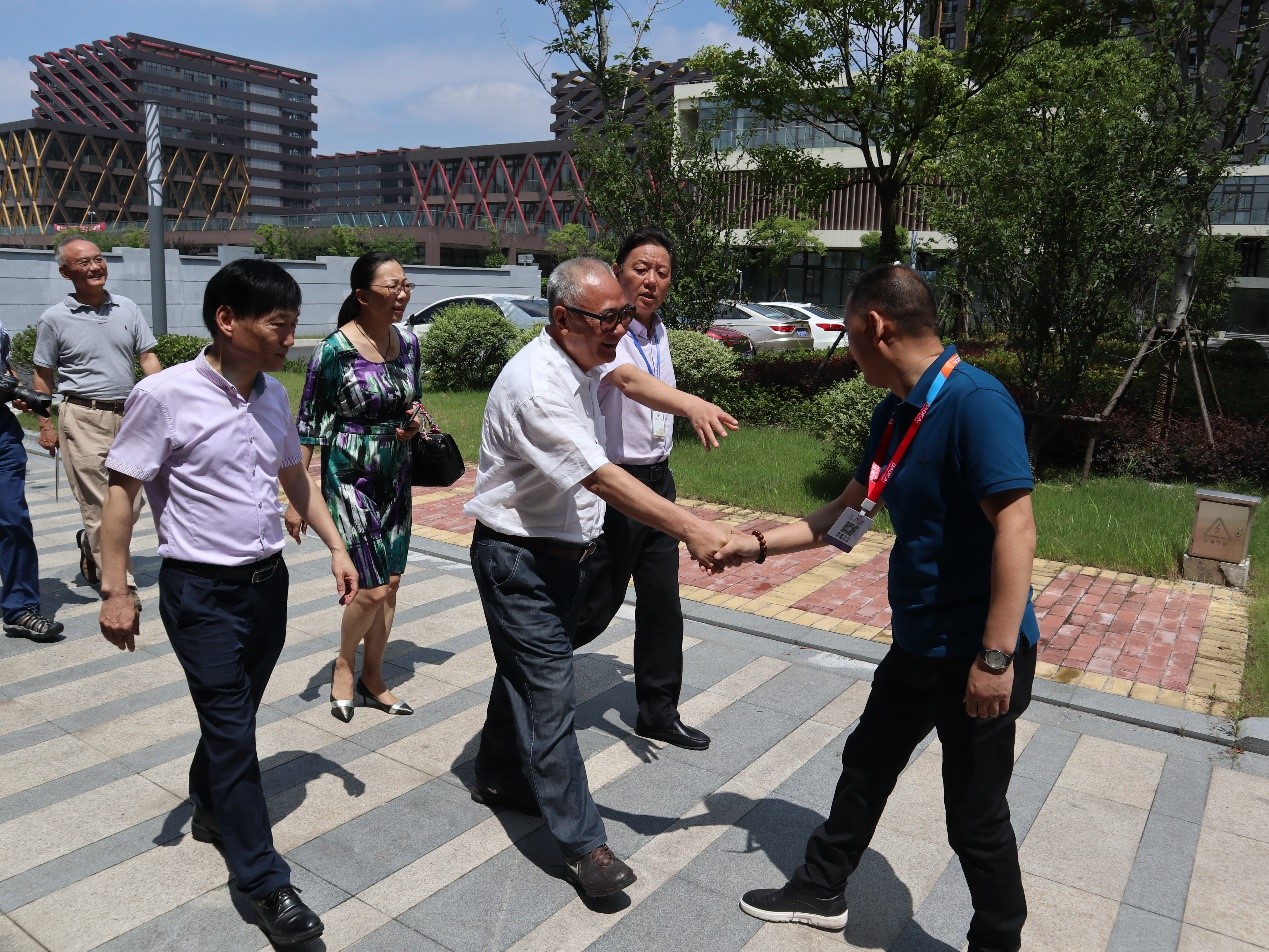 新闻 | 无锡市原政协领导、吴泾镇党委领导一行莅临海洋之神HY590参观考察