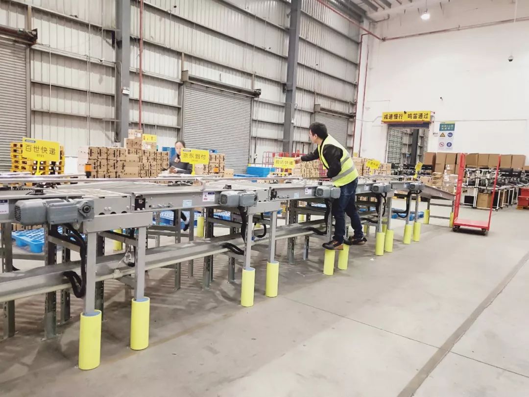 11月中旬，海洋之神HY590工会组织开展“走一线、送温暖”关爱员工暖冬行动。