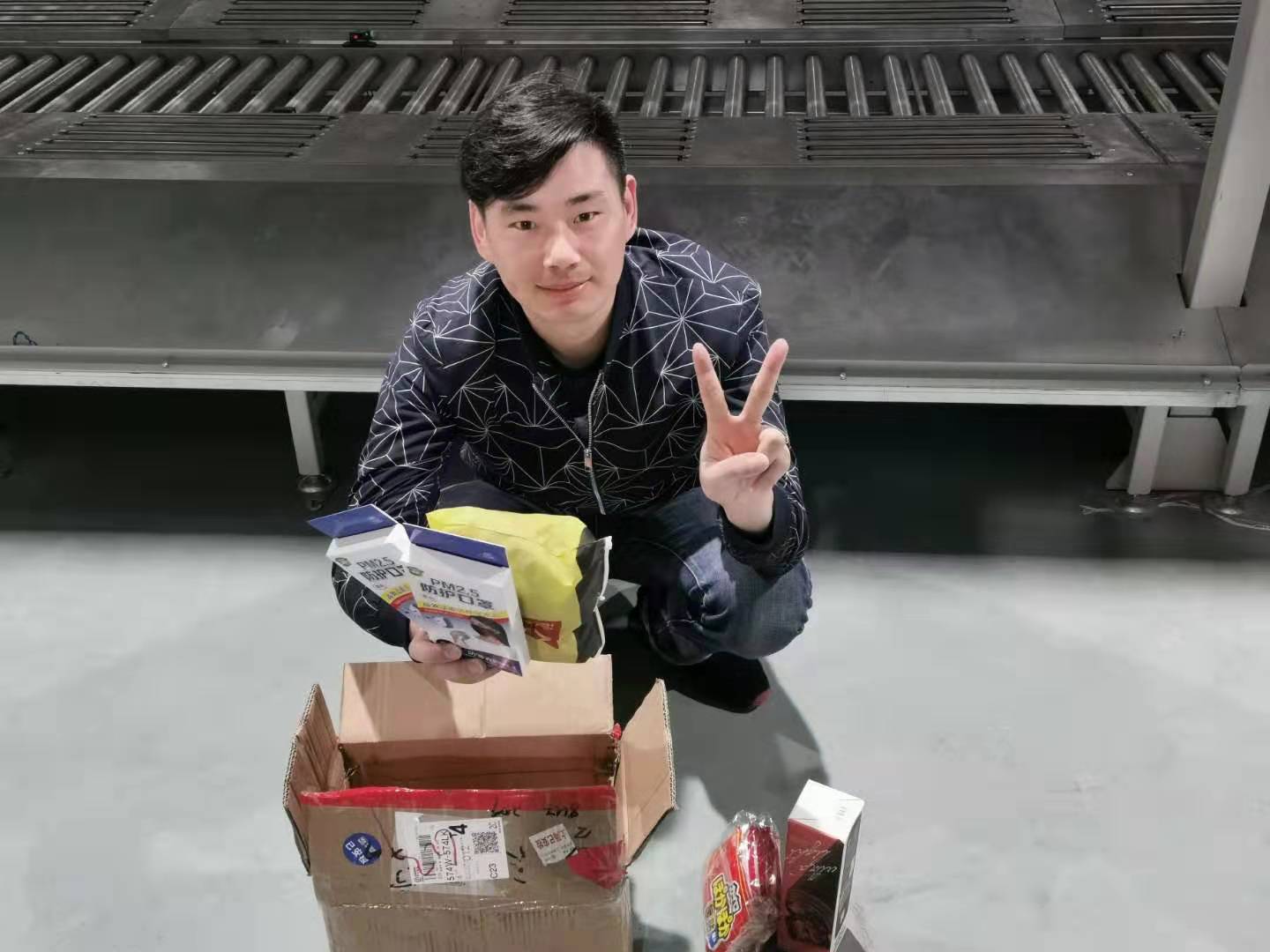 11月中旬，海洋之神HY590工会组织开展“走一线、送温暖”关爱员工暖冬行动。