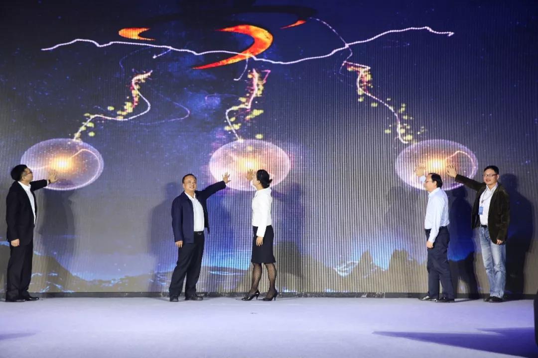 海洋之神HY590领导张振林、王雷受邀出席 | 2018湖南大美服饰供应链高峰论坛圆满举行！